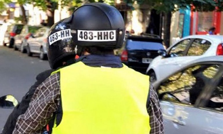 Motos: Trindade rechaza que Pilar adhiera a la ley que obliga a identificar cascos y chalecos