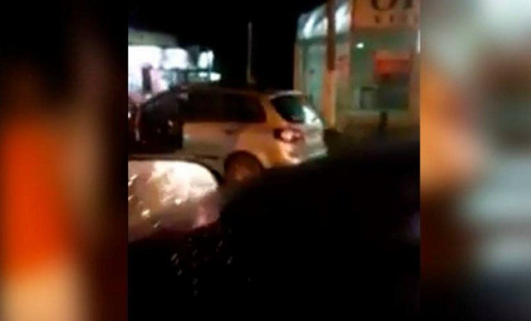 Video: Otro auto se encajó en el asfalto fresco de la ruta 234