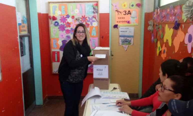 La candidata de Cumplir, Valeria Domínguez, emitió su voto en Derqui