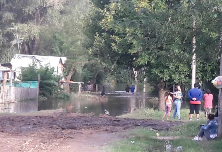 Hay unos 70 evacuados por la crecida del Río Luján