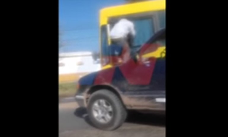Video: feroz pelea entre un conductor y un colectivero