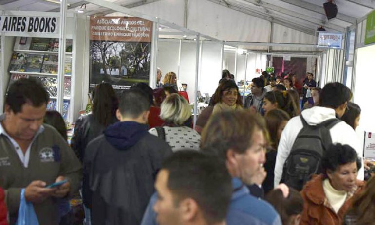 En el primer día de actividad la Feria del Libro de Pilar recibió más de 8 mil visitantes