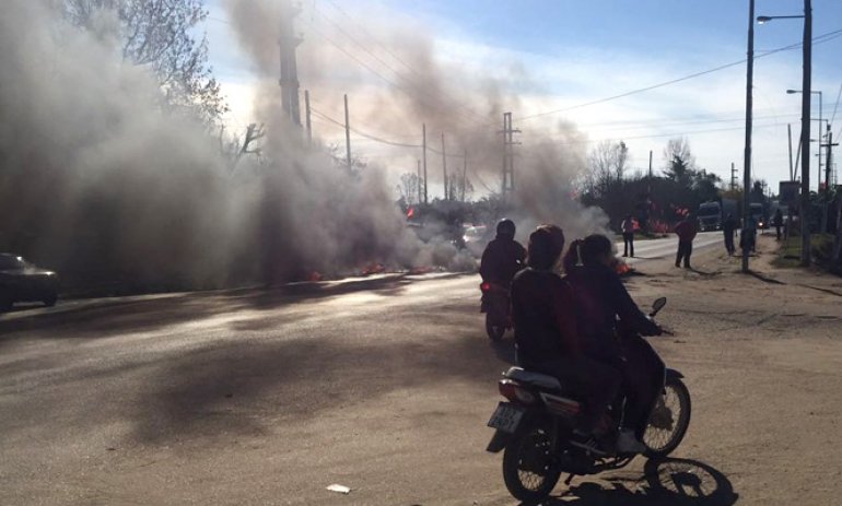 Cortes de luz, piquetes, cables y postes caídos: un día de caos en Villa Rosa