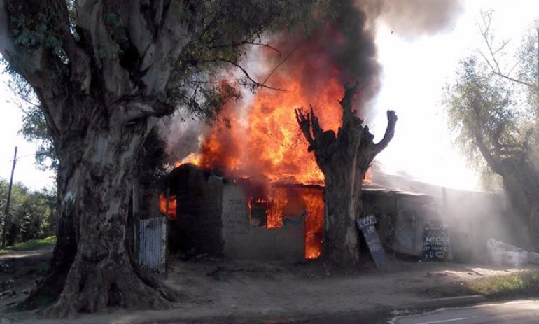 Pérdidas totales en un incendio que devoró una vivienda en Villa Rosa