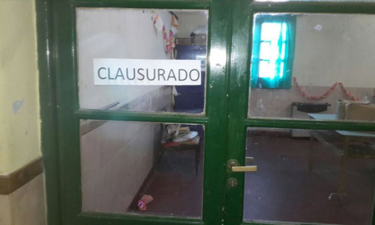 Polémica y cruces por el aula de una escuela pública que fue clausurada por sus malas condiciones