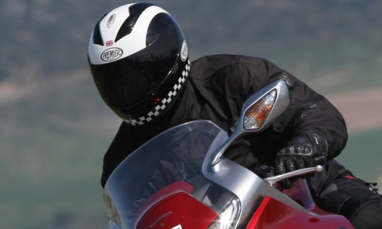 Regalarán un casco a motociclistas que asistan a un curso de seguridad vial