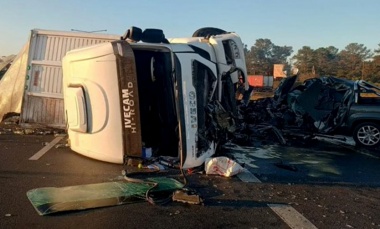 Un camión se cruzó de mano y murió el conductor de una camioneta