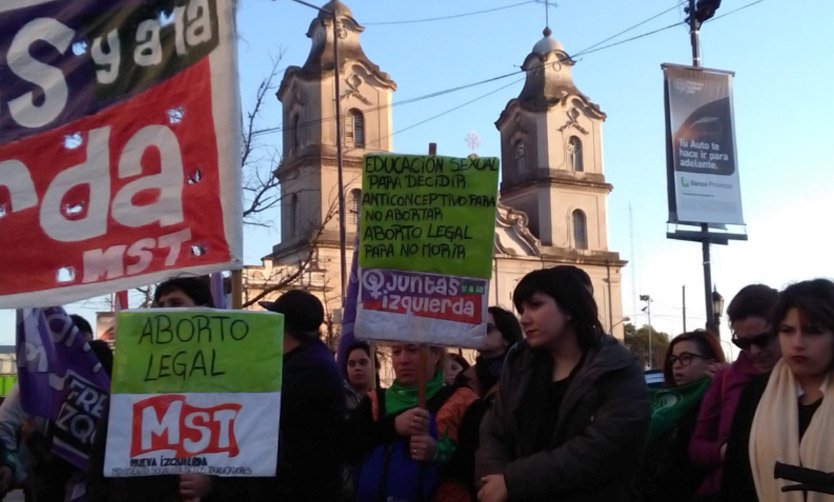 Tras la muerte de una mujer por un aborto, marcharon en la Plaza de Pilar