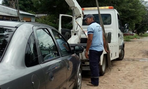 Malestar por el acarreo de autos en colectora de Panamericana