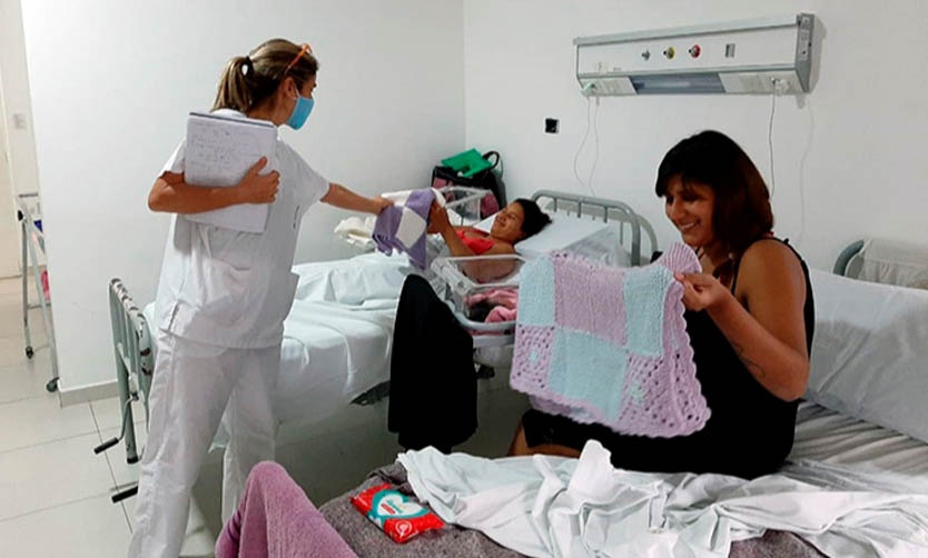 La Fundación Creciendo entregó mantas de abrigo en la Maternidad de Pilar