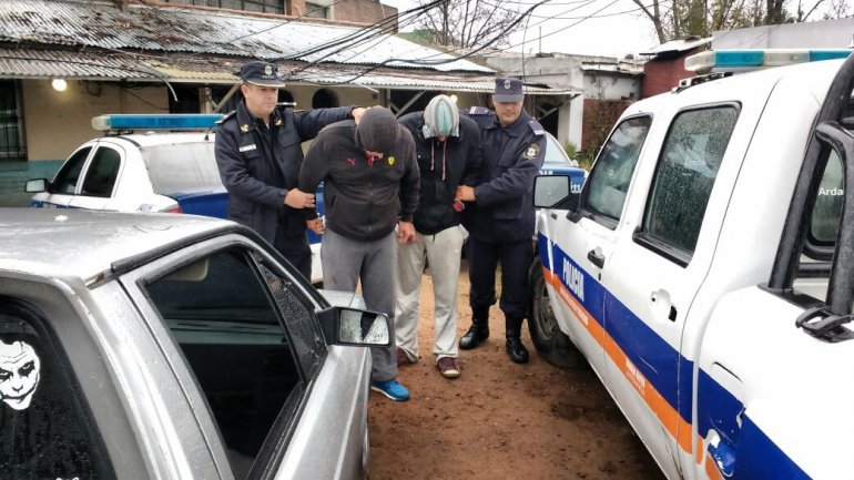 Detienen a dos hombres acusados de robar autos en la colectora