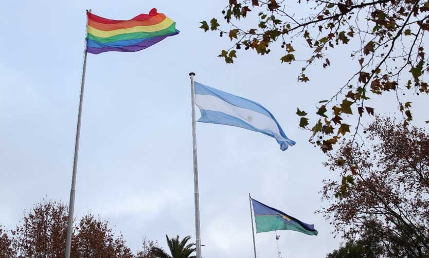 La bandera del orgullo LGBTI+ flameó en el mástil de Plaza de Pilar