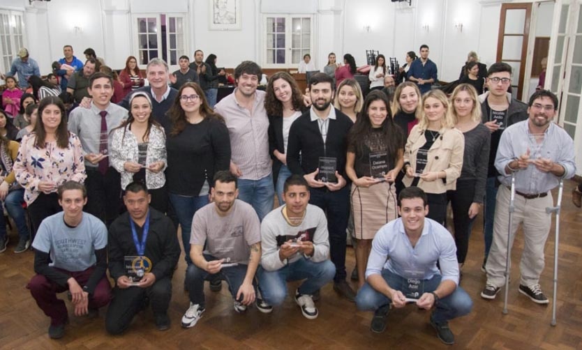Premian a 12 jóvenes pilarenses por su desempeño en diferentes temáticas