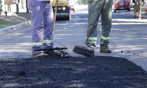 Plan de mejoras: El Municipio arregló 48 baches en barrios de Pilar