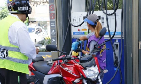 Dueños de Estaciones de Servicio en contra de no cargar combustible a motociclistas sin casco