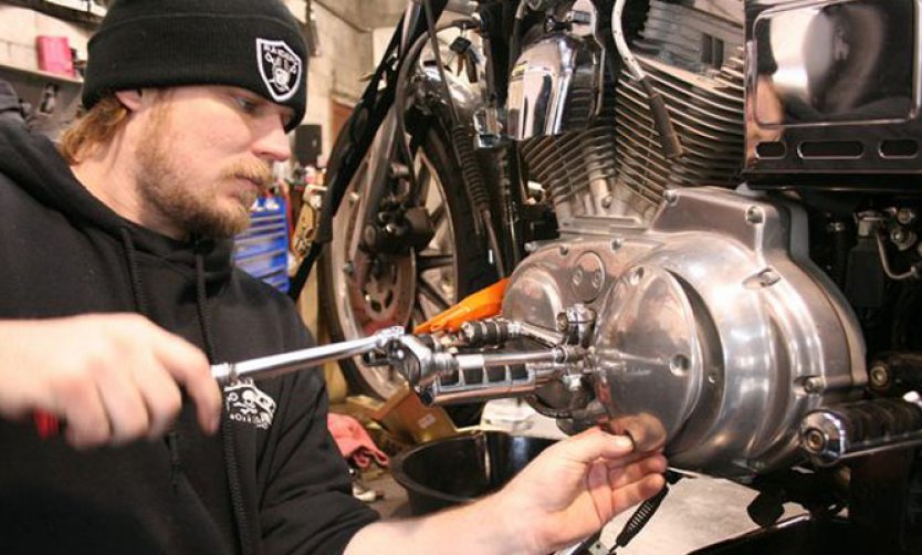 Lanzan un curso de mecánica de motos en el Club de Emprendedores