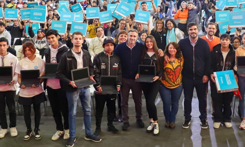 Unos 2000 estudiantes recibieron la netbook del Programa Conectar Igualdad Bonaerense