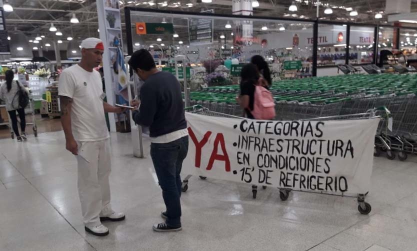 Trabajadores del Hipermercado Jumbo protestan por malas condiciones laborales