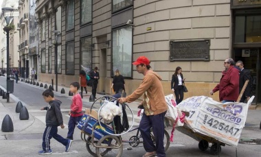 La UCA advierte que la baja de la pobreza está "sobrerrepresentada" y cuestiona la medición del Indec