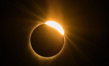 Llega el eclipse solar y especialistas recomiendan como mirarlo sin dañar la visión