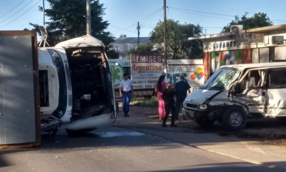 Tres heridos al volcar un camión tras choque en la ruta 26