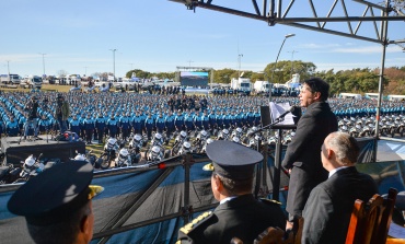 Kicillof encabezó el egreso de cadetes y reprochó “la falta de ayuda de las fuerzas federales”