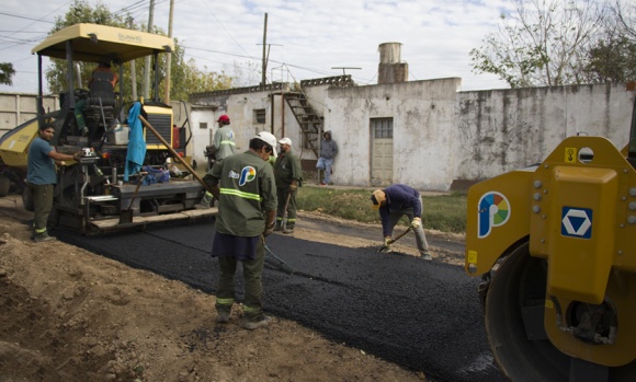 Ducoté recorrió obras de pavimentación de calles en el barrio Agustoni