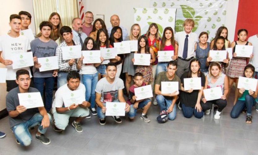 La Fundación Creciendo en Pilar entregó nuevas becas y útiles escolares a alumnos secundarios