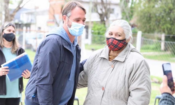 Laurent participó de la entrega de un subsidio para la construcción a un Centro de Jubilados