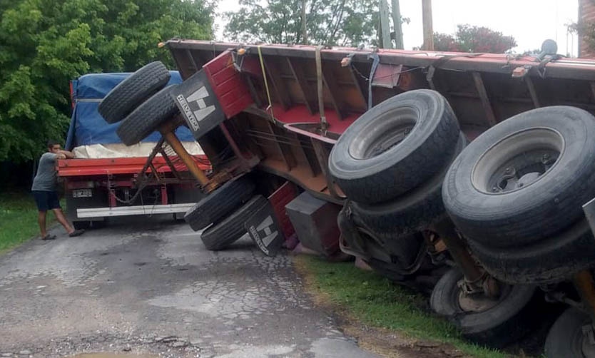 Volcó un camión que transportaba materiales de construcción