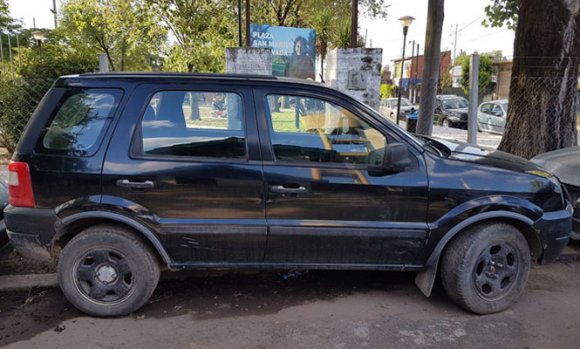 Detienen a dos delincuentes que intentaron escapar de la policía en un auto robado