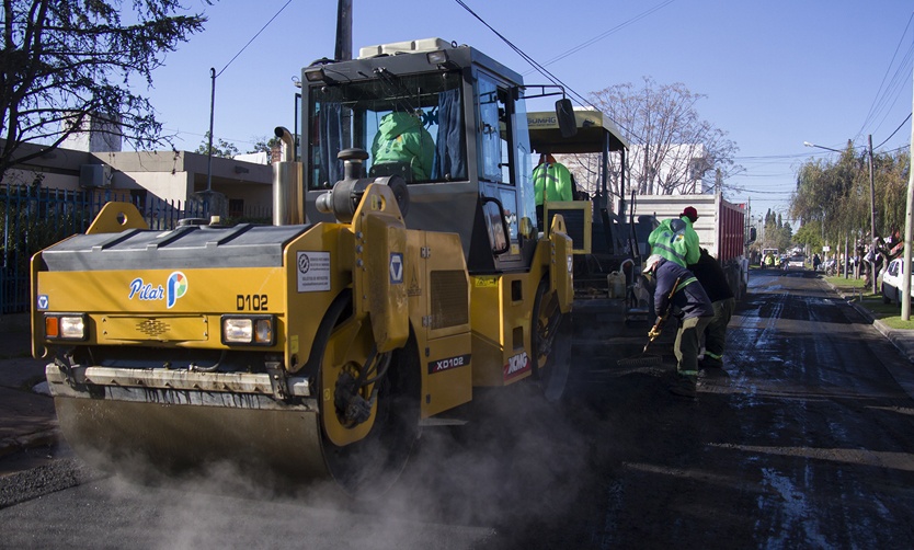 El Municipio continúa con las obras de asfalto en el centro de Pilar