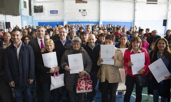 El Municipio avanza con la entrega de escrituras sociales a vecinos de Pilar