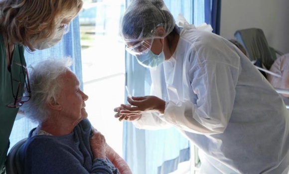 Covid: acortarán el tiempo entre la primera y segunda dosis en mayores de 40 años y personas de riesgo