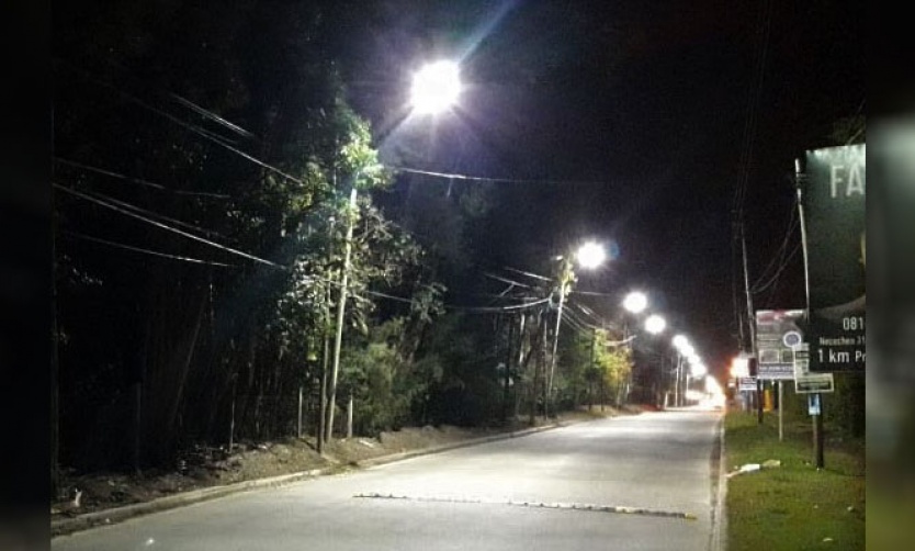 El Municipio continúa renovando luminarias en barrios del distrito