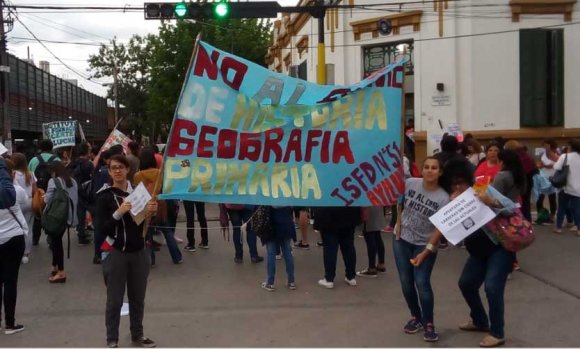 Alumnos y docentes resisten el cierre de los profesorados de Historia y Geografía