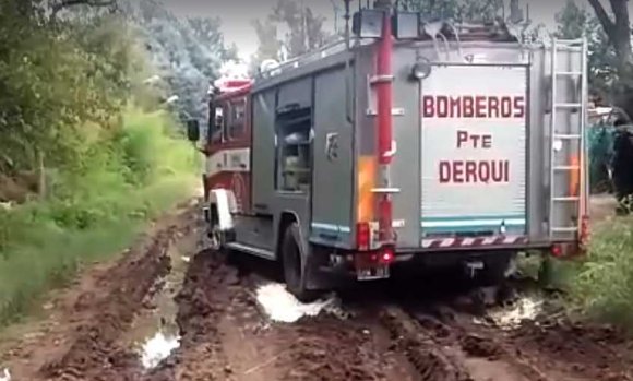 Por el mal estado de una calle, bomberos no llegaron a apagar incendio de una casa