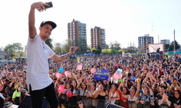 Multitudinario festejo del Día de la Primavera y del Estudiante en Pilar