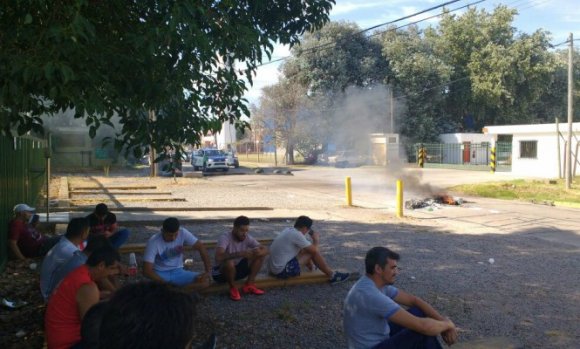 Empleados de una fábrica del Parque Industrial reclamaron con un piquete el pago de las vacaciones