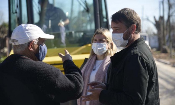 Santiago Laurent y Paula González recorrieron obras de asfalto en un barrio de Pilar