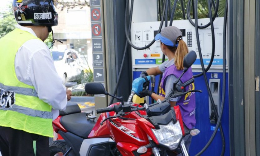 Intensificarán controles para que motociclistas que no usen casco no puedan cargar combustible