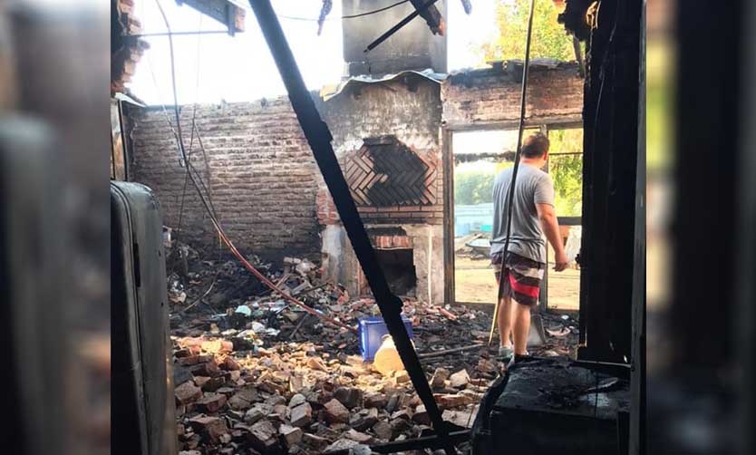 Voraz incendio destruyó por completo la vivienda de una familia