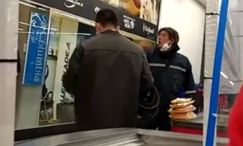Video: Cliente insulta a empleados de un supermercado tras negarse a usar el tapabocas
