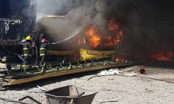 Voraz incendio en un taller de reparaciones destruyó 8 colectivos