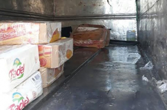 Frenan un transporte con 300 kilos de pollo en mal estado