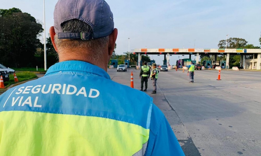 VIDEO: El sofisticado sistema con el que conductor de un BMW tapa la patente