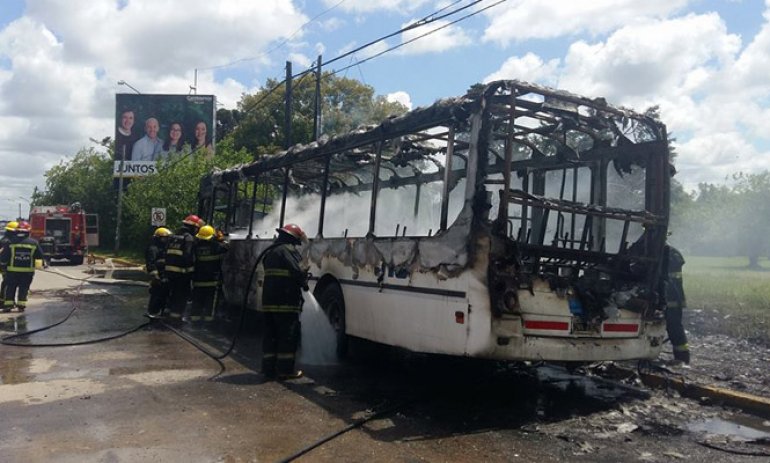 VIDEO: Se incendió un colectivo de la línea 510