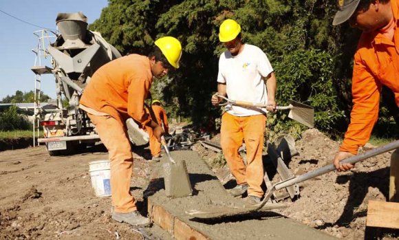 Empezaron a asfaltar las calles de acceso a la futura maternidad