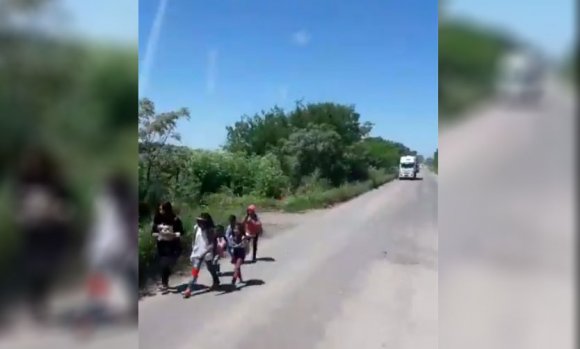 Niños deben transitar a la vera de un camino peligroso para poder llegar a la escuela