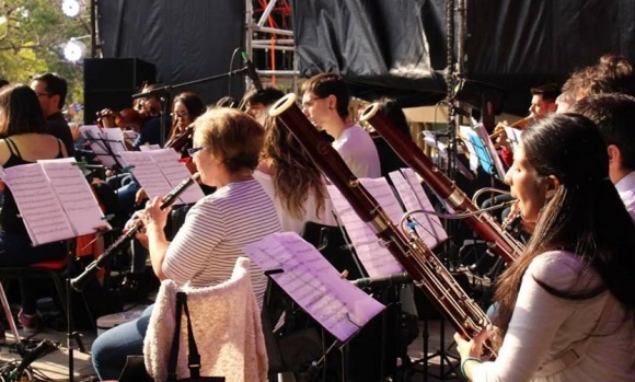 La Orquesta Sinfónica Municipal se manifestó en la Plaza de Pilar